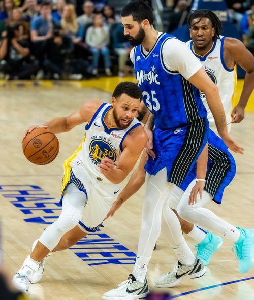 NBA首场巅峰对决,勇士遭逆转 NBA首场巅峰对决,勇士遭逆转