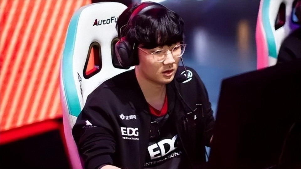 HLE翻盘EDG，Zeus操刀奇招英雄翻盘宿命之战小组赛，让粉丝疯狂欢呼