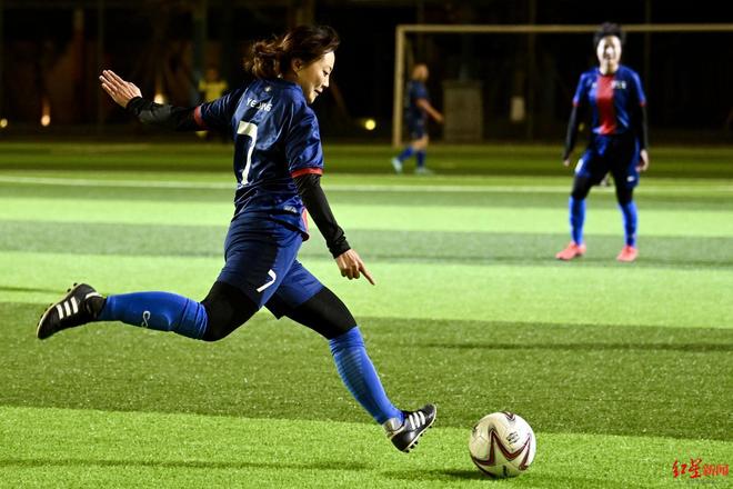 史无前例比赛：女子足球场上技艺纷呈