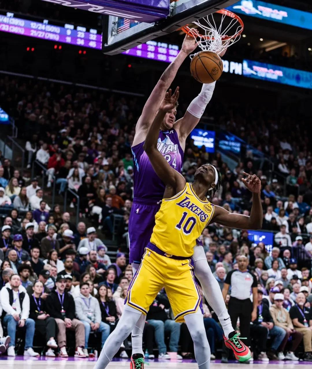 熊猫体育官方-爵士队客场获胜，望逆袭晋级季后赛