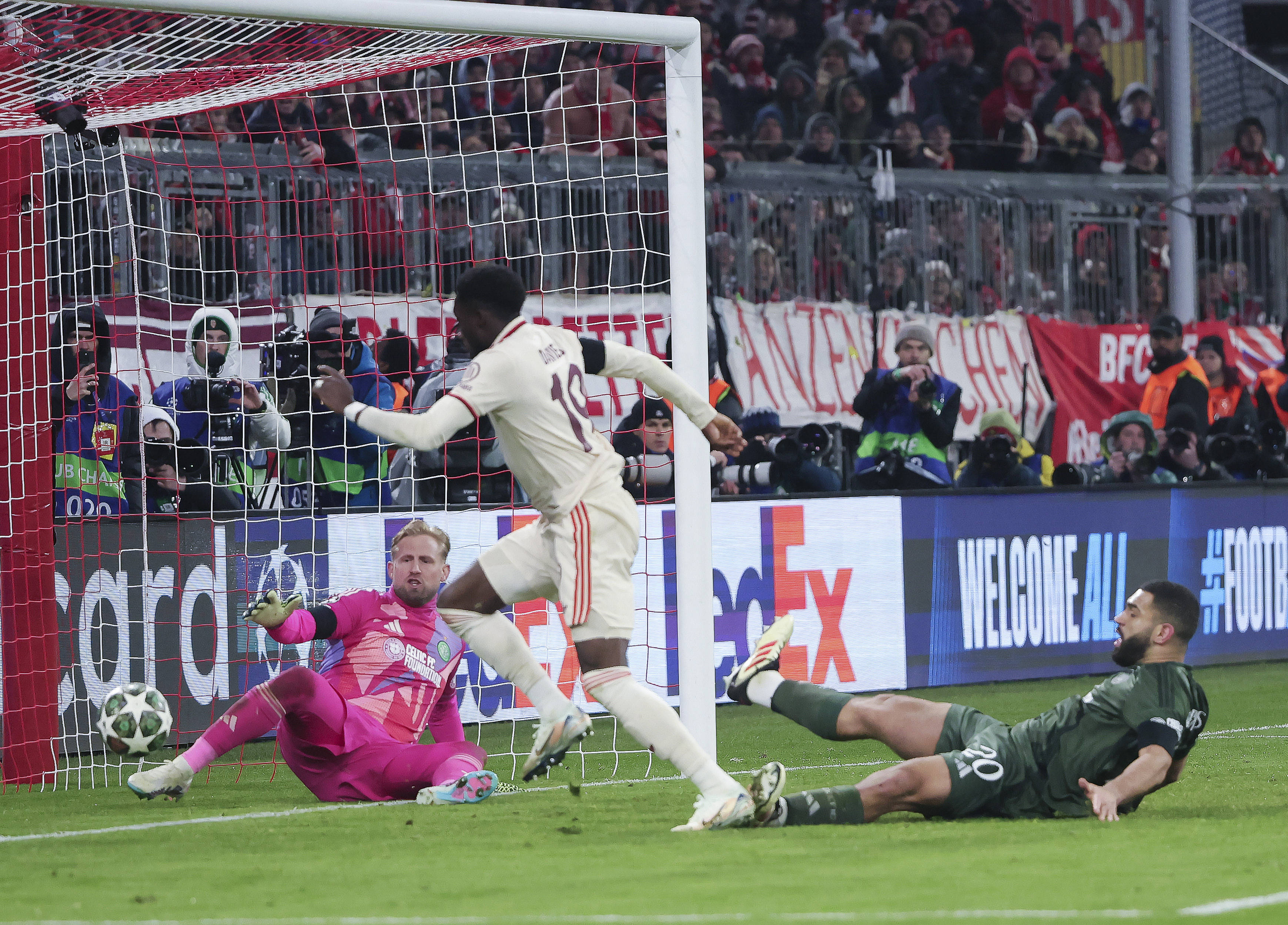 熊猫直播-剑指巅峰主场大胜，欧冠席位牢不可破