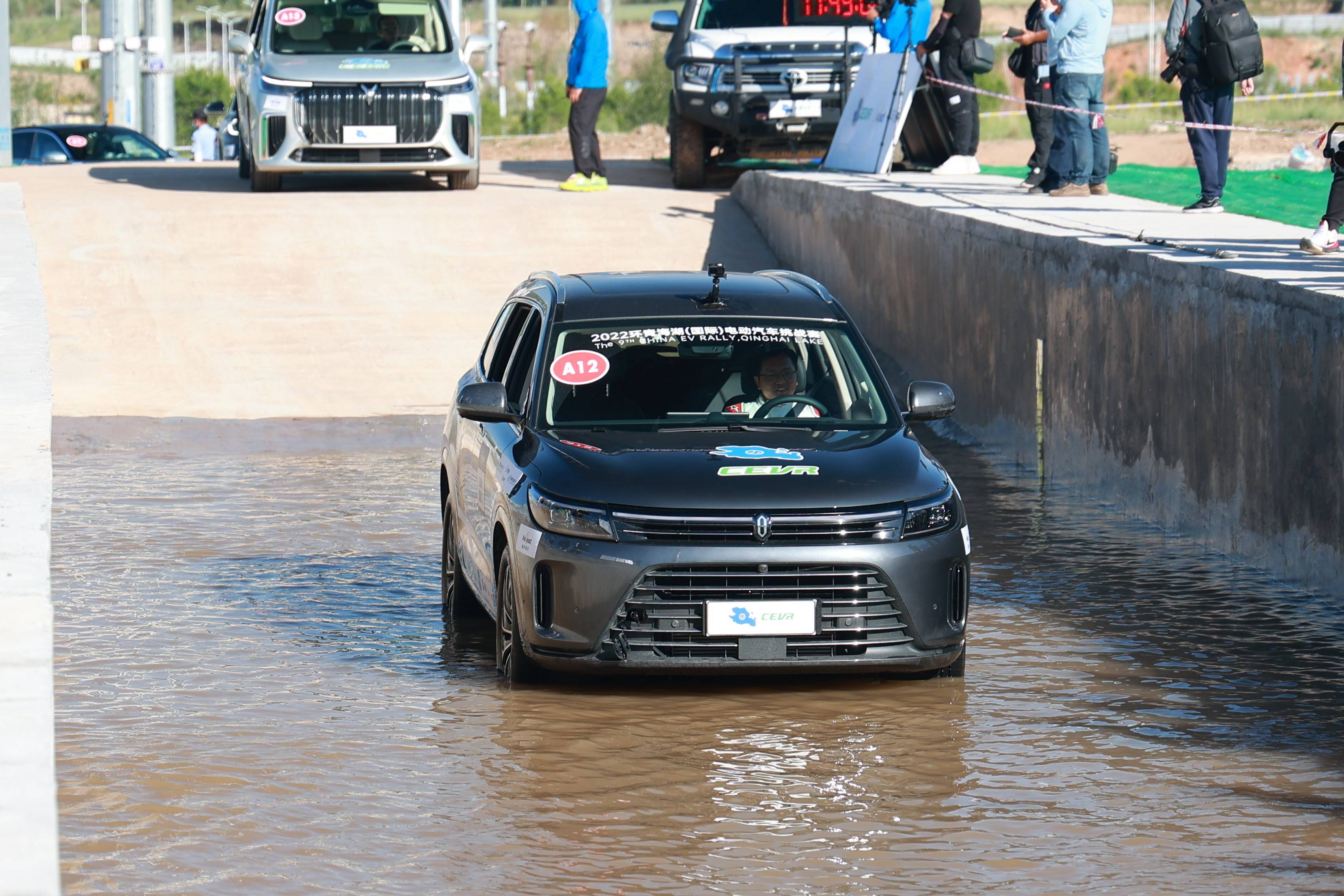 熊猫体育官方网站-激烈角逐中出现悬念，球迷全情投入