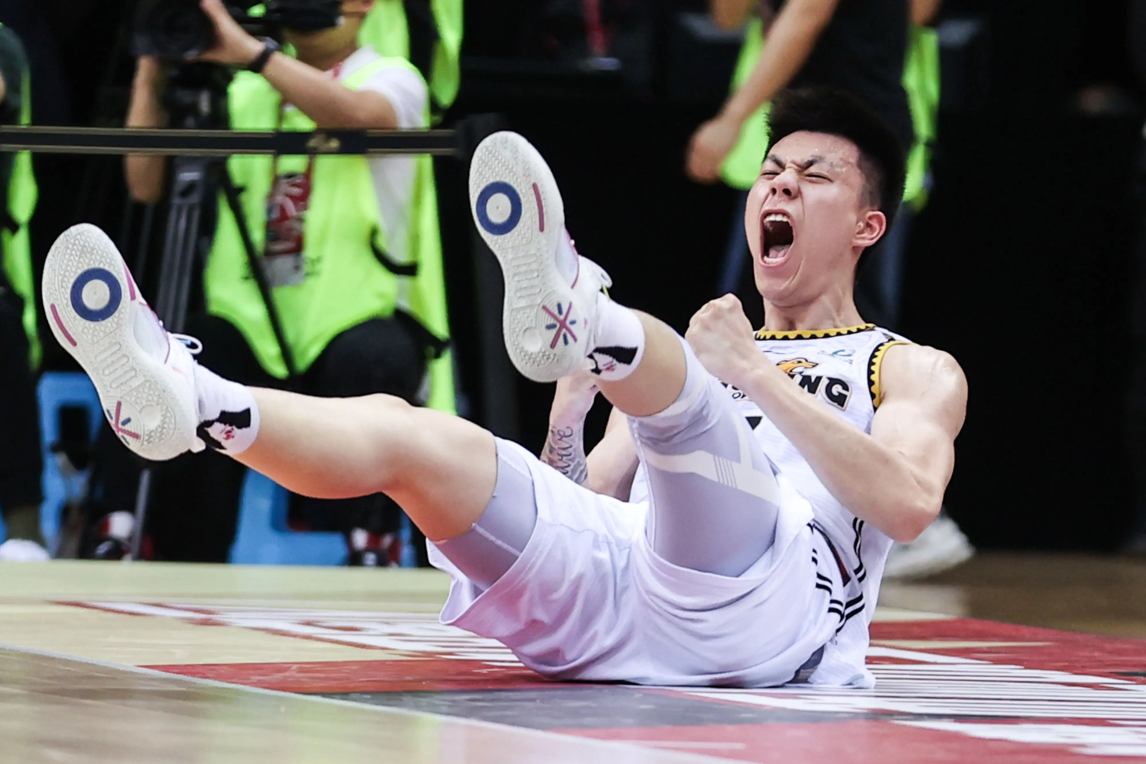 比赛中球员表现抢眼被球迷点赞 比赛中球员表现抢眼被球迷点赞